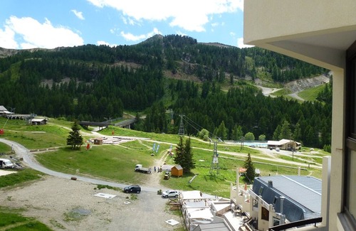 Isola Apartment | Bright Ski-In/Ski-Out Apartment with WiFi in the Heart of the Station