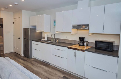 Ucluelet House | Bright & spacious 1 bedroom suite by the beach!