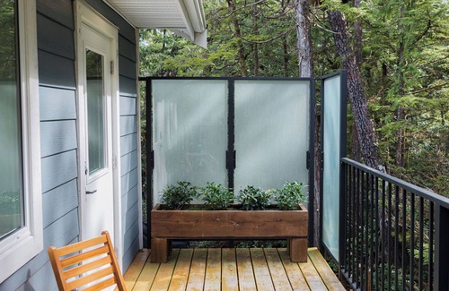 Ucluelet House | Bright & spacious 1 bedroom suite by the beach!