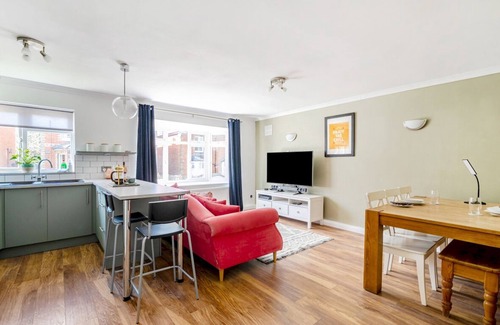 Guildford Apartment | Bright, spacious 1Bed w/parking | Pass the Keys