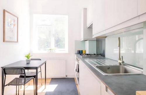Mildmay Apartment | Bright, Spacious 2-bed, 5 mins from Tube, Sleeps 4 Pass the Keys