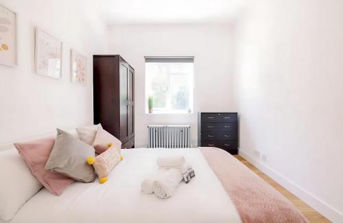 Mildmay Apartment | Bright, Spacious 2-bed, 5 mins from Tube, Sleeps 4 Pass the Keys