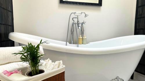 Waterford House | Bright & Spacious 2-Bed Townhouse
