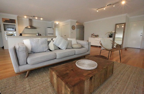 Dunsborough House | Bright, Spacious 5 bedroom home. 5 mins from the beach.