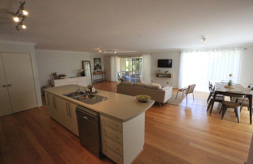 Dunsborough House | Bright, Spacious 5 bedroom home. 5 mins from the beach.