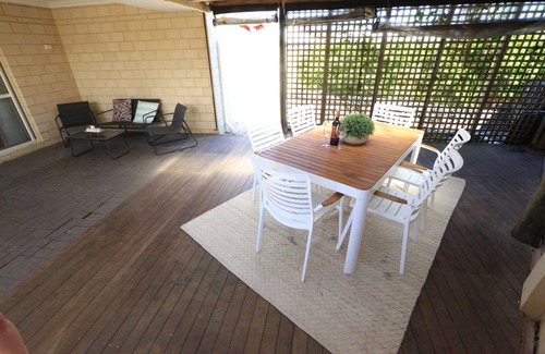 Dunsborough House | Bright, Spacious 5 bedroom home. 5 mins from the beach.