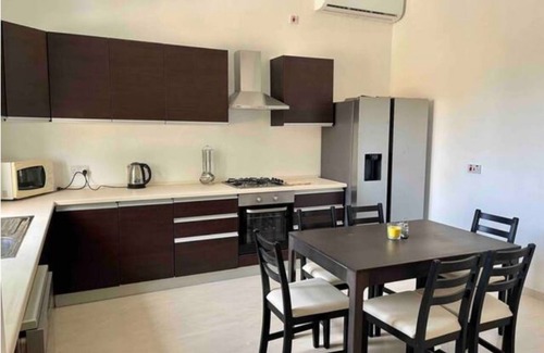 Pembroke Apartment | Bright, Spacious, and Modern Maisonette in Pembroke