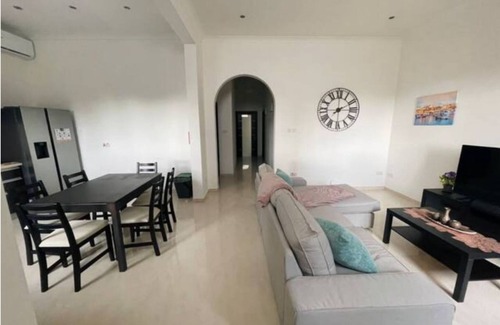 Pembroke Apartment | Bright, Spacious, and Modern Maisonette in Pembroke