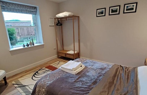 Windsor Apartment | Bright, spacious and modern, garden flat in Central Windsor, private entrance, free parking, EV point, garden view, close to Legoland, Windsor Great Park, Ascot, Heathrow