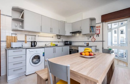 Lagos Apartment | Bright, spacious apartment in central area of Lagos