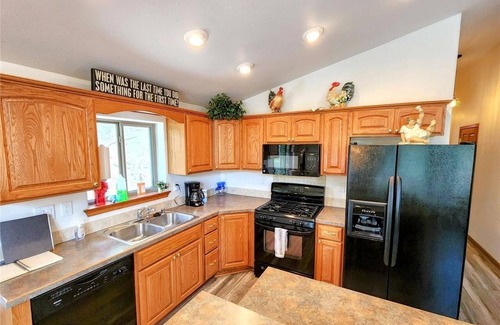 Idaho Springs Cabin | Bright & Spacious Cabin 1-mi from Idaho Springs, on 5 acres + Mountain Views!n