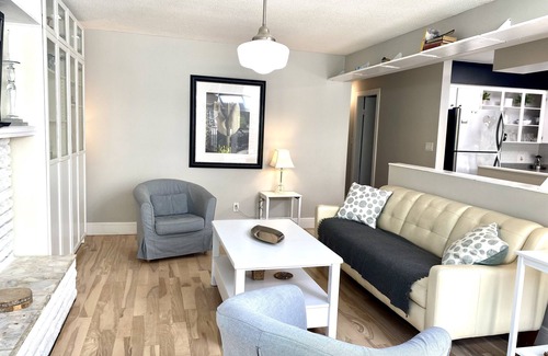 Upper Lonsdale House | Bright, spacious 3 BD in North Vancouver- fully furnished with view of downtown