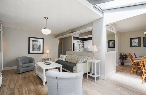 Upper Lonsdale House | Bright, spacious 3 BD in North Vancouver- fully furnished with view of downtown