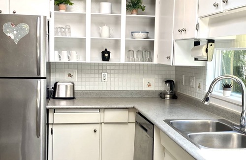 Upper Lonsdale House | Bright, spacious 3 BD in North Vancouver- fully furnished with view of downtown