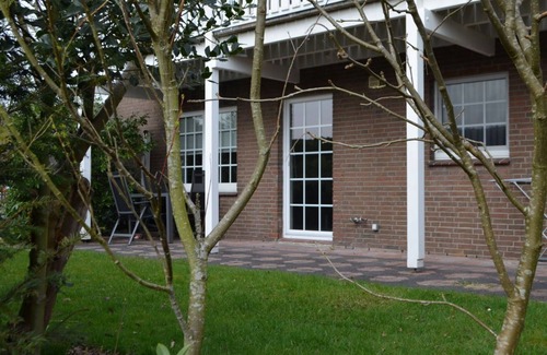 Wangerland Apartment | Bright, spacious comfort apartment with private garden and walk-in shower.