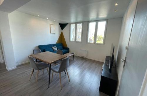 Europe Apartment | Bright Spacious Flat 5 Guests Near Tram