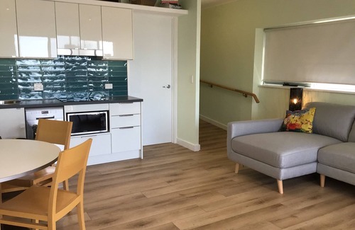 Lorne Apartment | Bright, spacious, modern and cosy 2 bedroom apartment with amazing ocean views.