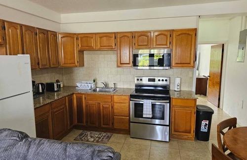 Crosbies Apartment | Bright & Spacious One-Bedroom Apartment with Full Kitchen