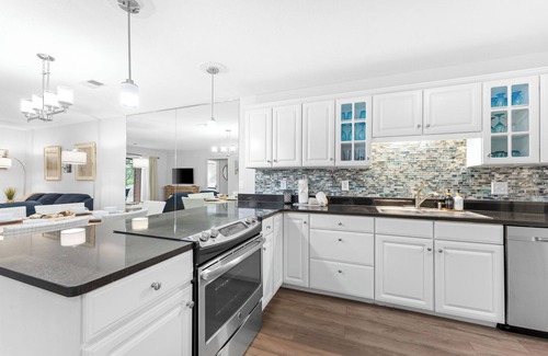 Table Rock Condo | Bright, Spacious, Serene. 2/2 condo sleeps 6, near pool!