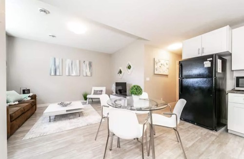 Jasper Place House | Bright Spacious Suite - King Bed - Long Stays - WiFin