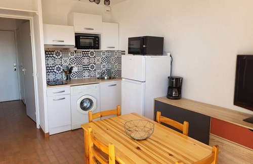Le Port Apartment | Bright Studio Cabin for 4, Port View, Canet-en-Roussillon