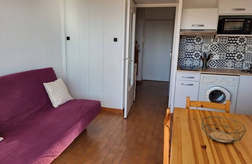 Le Port Apartment | Bright Studio Cabin for 4, Port View, Canet-en-Roussillon