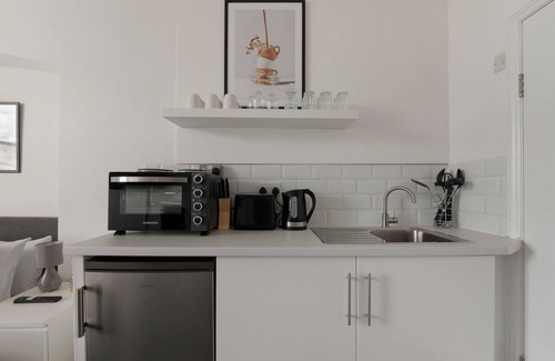 Archway Apartment | Bright Studio Close to Archway Tube