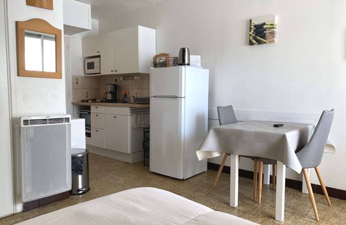 Balaruc-les-Bains Apartment | Bright studio with air conditioning and wifi in Balaruc-les-Bains