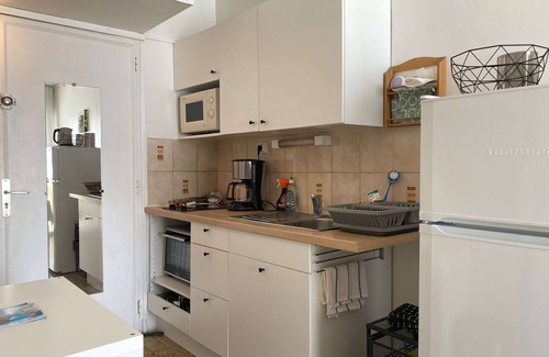Balaruc-les-Bains Apartment | Bright studio with air conditioning and wifi in Balaruc-les-Bains