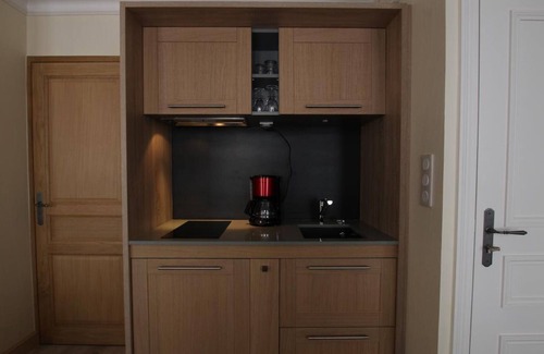 Granville Apartment | Bright studio in Granville with wifi and linen included
