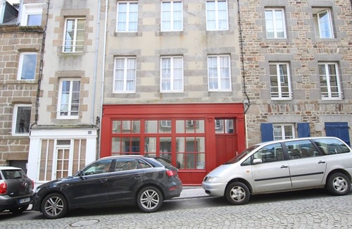 Granville Apartment | Bright studio in Granville with wifi and linen included