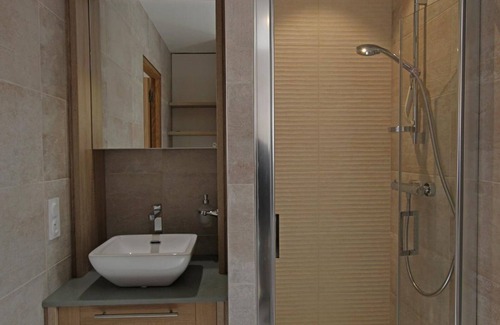 Granville Apartment | Bright studio in Granville with wifi and linen included