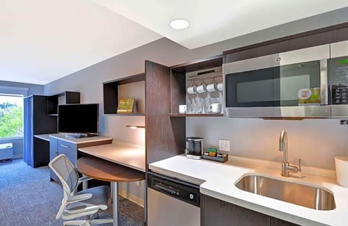 Miramar Hotel | Bright Studio in Miramar | Resort Amenities | Central to Miami & Ft. Lauderdale