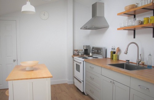 Gibsons Apartment | Bright Studio Loft Near Secret Beach in Gibsons
