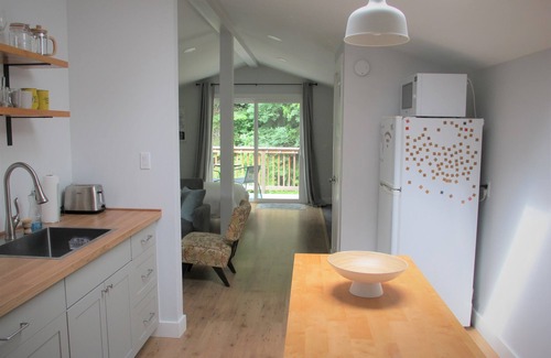Gibsons Apartment | Bright Studio Loft Near Secret Beach in Gibsons