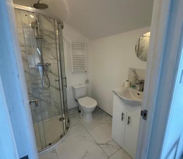 Bensham Manor Apartment | Bright Studio on Brigstock Rd