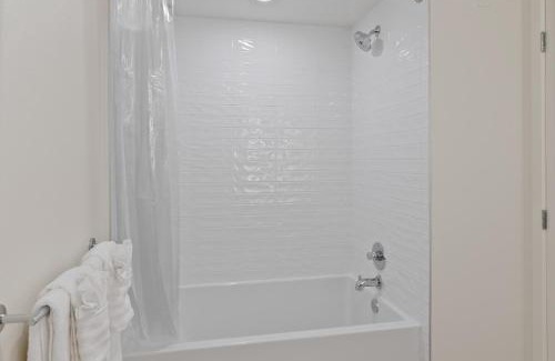 Hollywood Apartment | Bright Studio on Sunset Blvd, Free Parking, Gym, and Pool