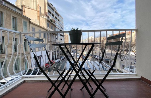 Le Rouet Apartment | Bright studio with double exposure on the Prado