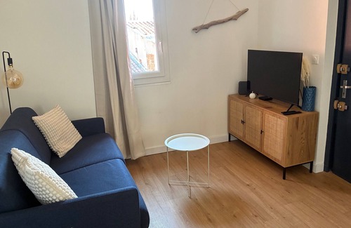 Carmes Apartment | Bright studio with rooftop view of Toulouse