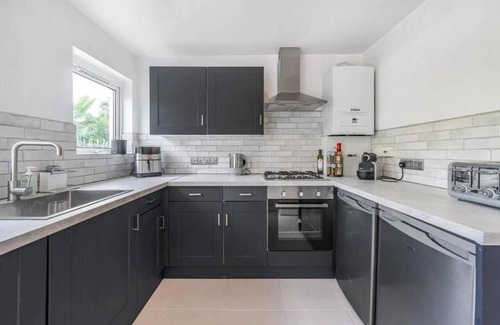 Wandsworth Apartment | Bright & Stylish 1BR Flat Near Clapham Junction