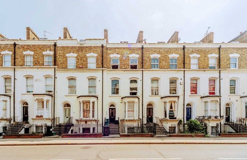 Mildmay Condo | Bright & Stylish 2BR Flat in Trendy Newington Green, London