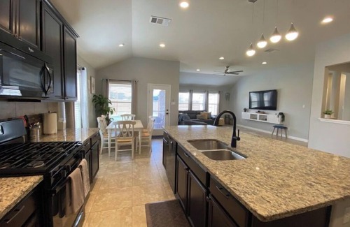 Leander House | Bright Stylish 3 BR Home w/Pool & Hot Tub
