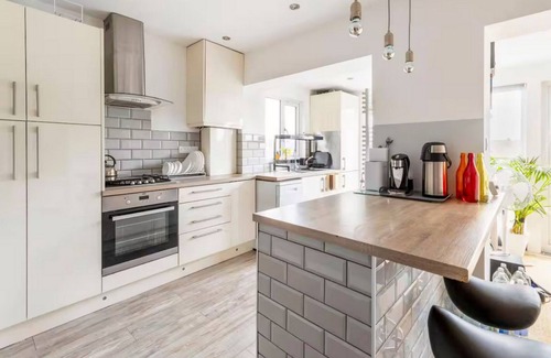Merton House | Bright & Stylish 4-Bed Home in the Heart of Morden