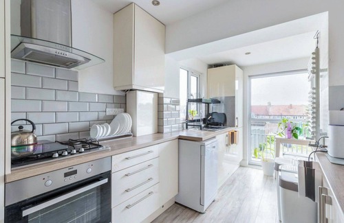 Merton House | Bright & Stylish 4-Bed Home in the Heart of Morden