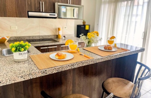 Cuenca Apartment | [Bright Suite] Free Wi-Fi + Netflix + Parking