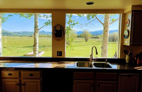 Jackson House | Bright & sunny house on open space close to Jackson. Discounts for longer stays!