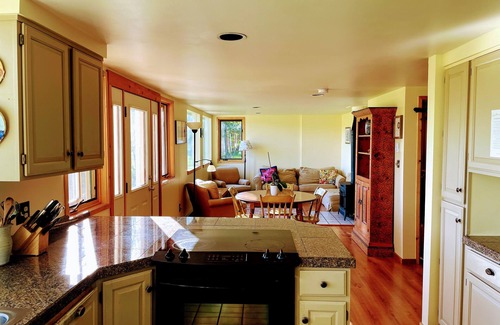 Jackson House | Bright & sunny house on open space close to Jackson. Discounts for longer stays!
