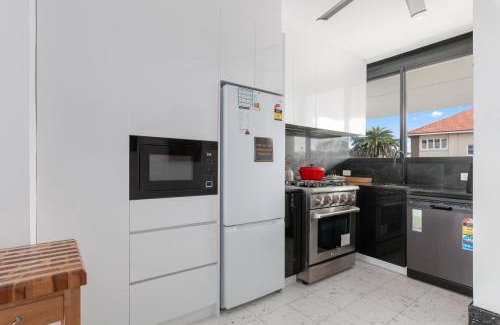 Tamarama Apartment | Bright Tamarama 2-Bed Apartment with Balcony Views