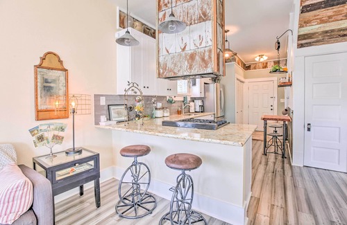 Galveston House | Bright Texas Retreat Near Pleasure Pier & Beach!