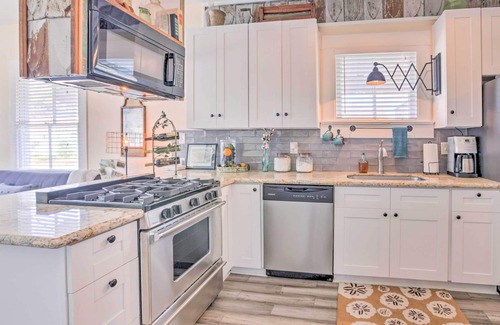 Galveston House | Bright Texas Retreat Near Pleasure Pier & Beach!